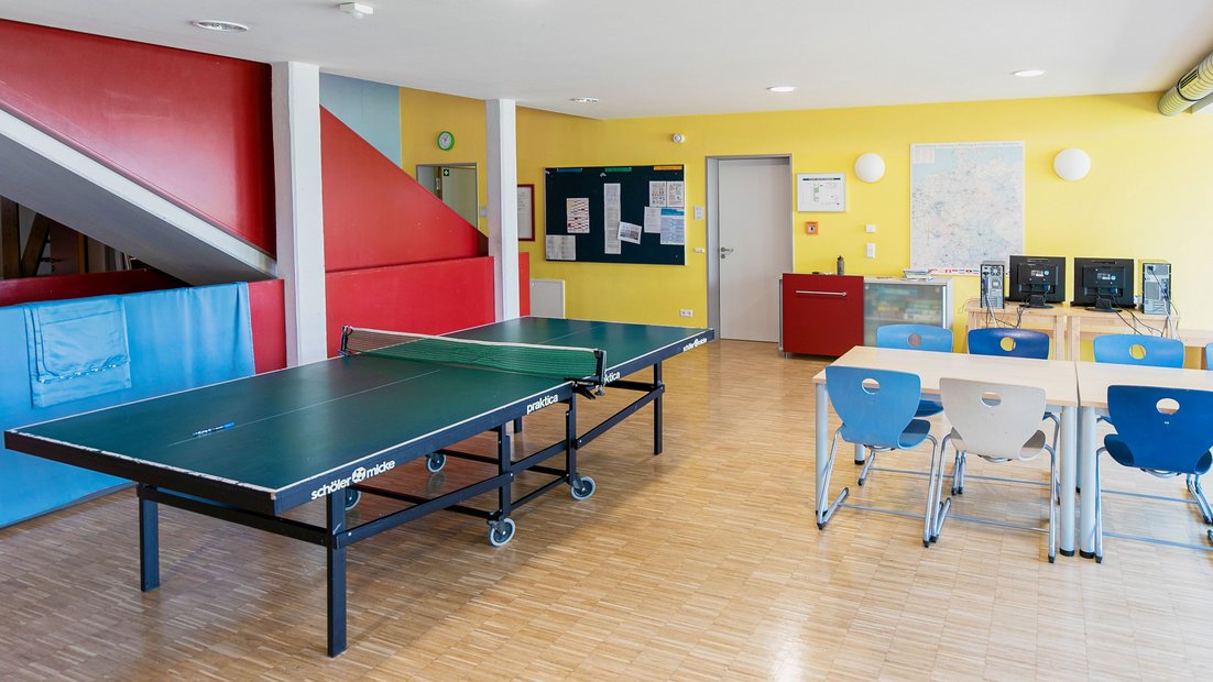 Espace commun inférieur dans le Wiesenhaus avec table de ping-pong