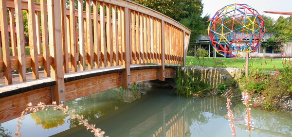 Étang avec pont en bois