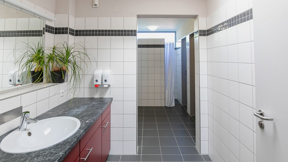 Vue sur la zone sanitaire avec lavabo dans le Wiesenhaus